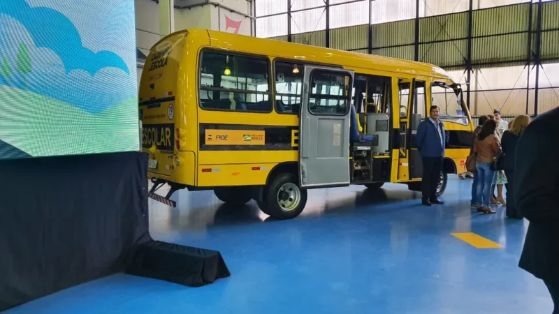 Governo Federal entrega 74 ônibus escolares em SC