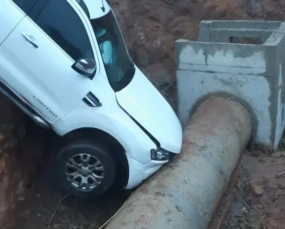 Serra da Rocinha: camionete cai em cratera feita pelas obras
