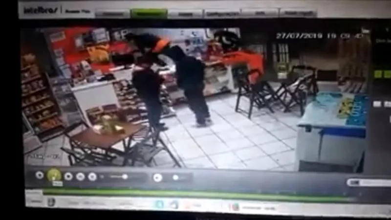 Câmera de segurança flagra assalto