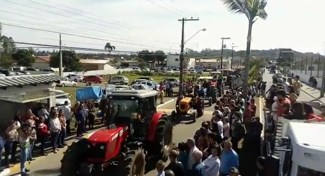 Desfile de máquinas na 28a Festa do Colono