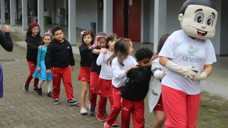 Colégio Unesc voltou às aulas com diversão e fantasia