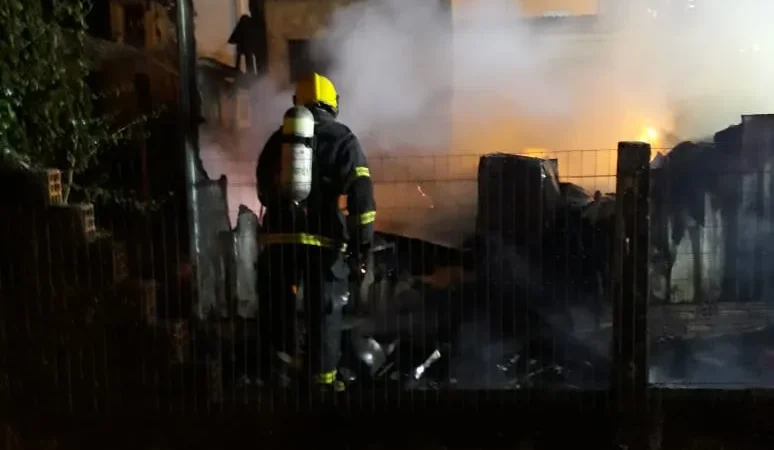 Casa destruída por incêndio na Polícia Rodoviária