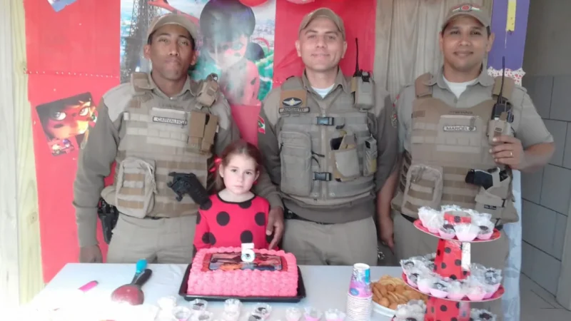 Garota recebe policiais em festa de aniversário
