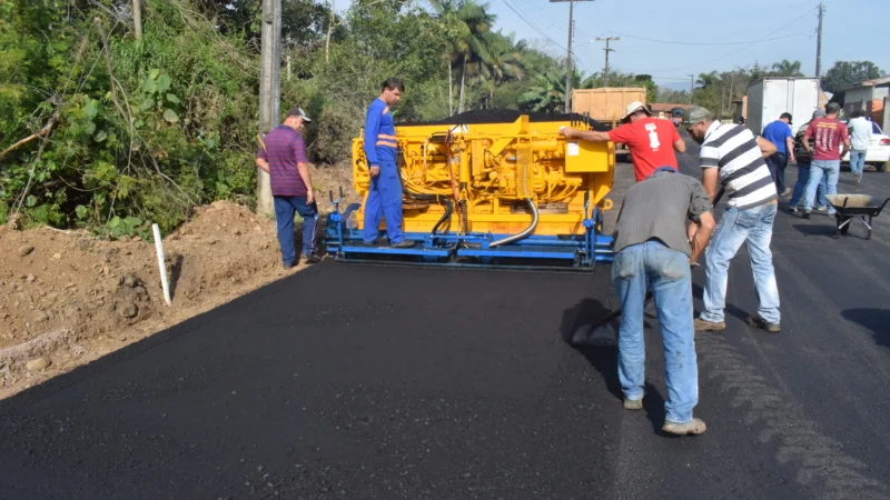 Primeiras ruas recebem asfalto da usina de Jacinto Machado