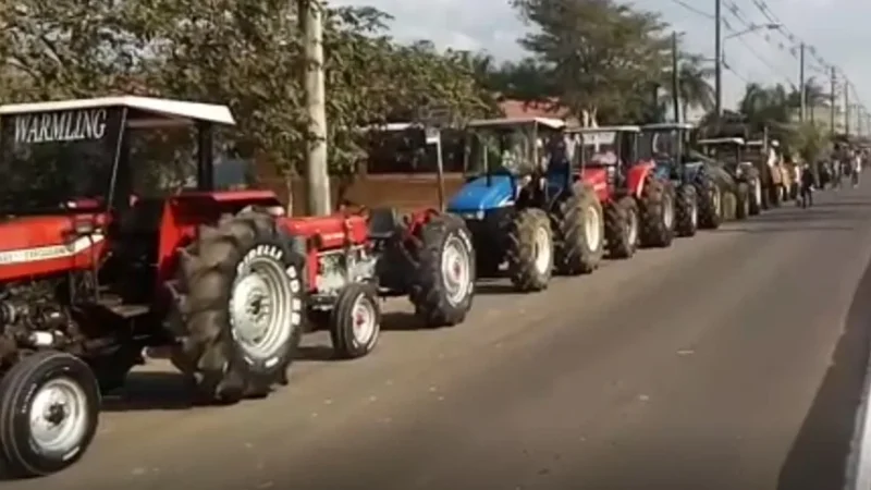 Quase mil tratores desfilam nas ruas de Turvo