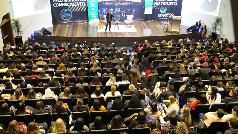 Palestra de Marcos Petry emociona público na Unesc