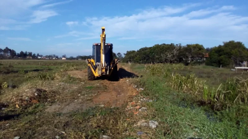 Passo de Torres realiza limpeza nos valos e córregos