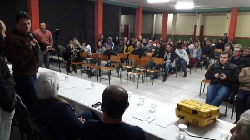 Autoridades e comunidade querem manter escola da Barranca aberta