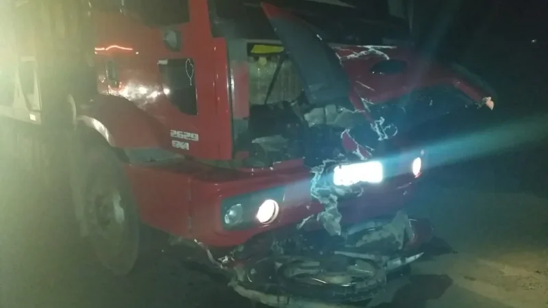Colisão com caminhão mata motociclista