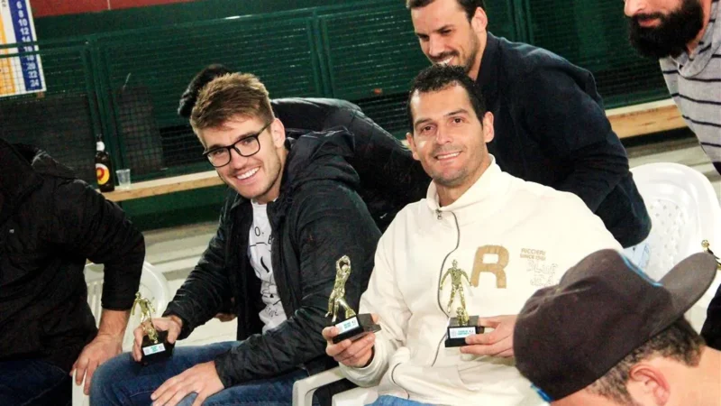 Os melhores jogadores do campeonato de Maracajá ganham troféus