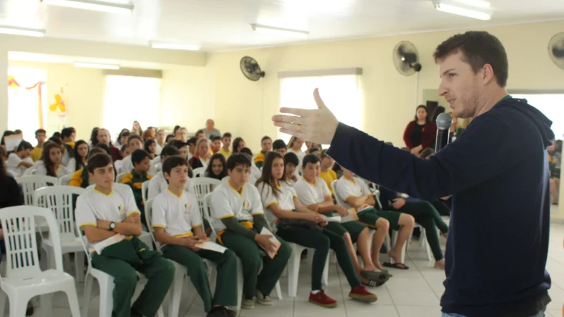 Agosto Laranja: palestra alertou os estudantes de Maracajá