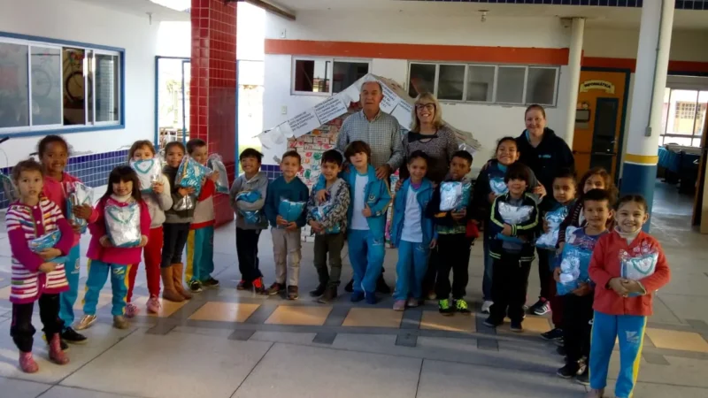 Uniformes novos para alunos da rede municipal de Baln. Arroio do Silva