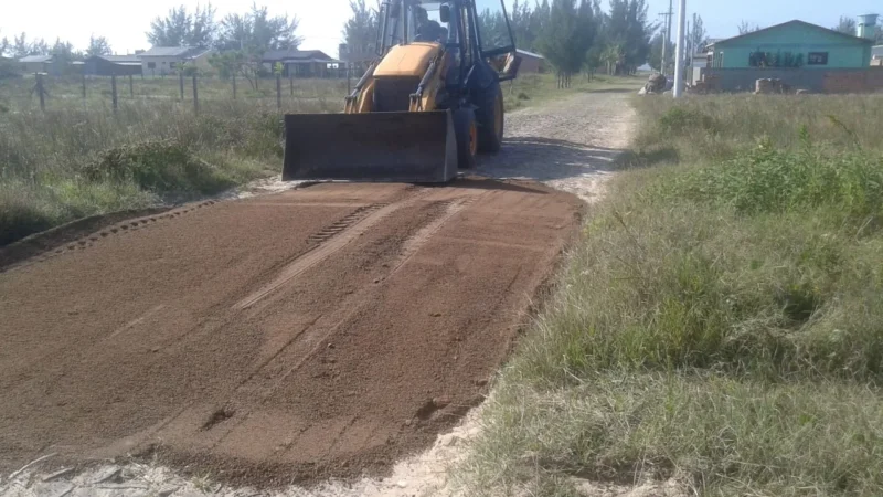 Mais de 80 mil m² de estradas de Gaivota recebem saibro