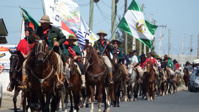 Tradicionalistas do Arroio iniciaram cavalgada com chama crioula
