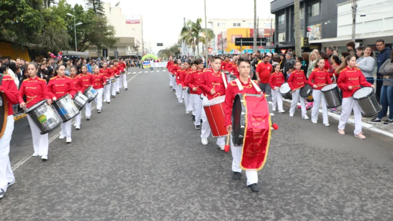 Mais de 4.500 pessoas participaram do desfile em Araranguá