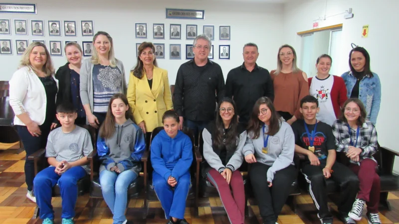 Alunos de Turvo classificados na Olimpíada de Língua Portuguesa receberam prêmios
