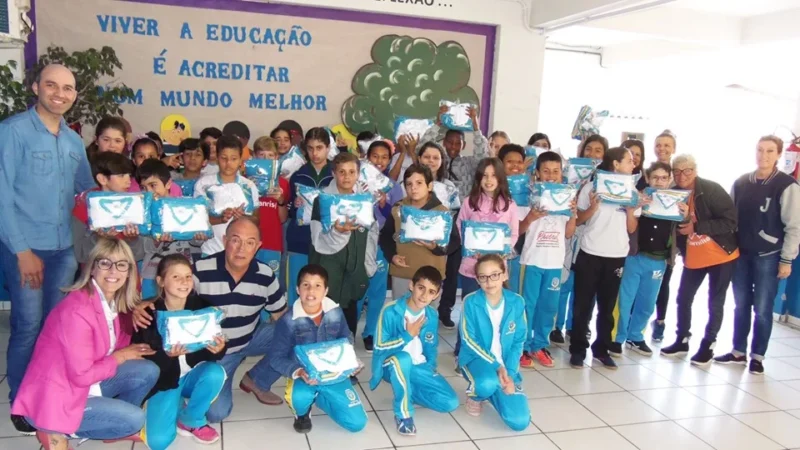 Prefeitura de Baln. Arroio do Silva continua entrega dos novos uniformes escolares