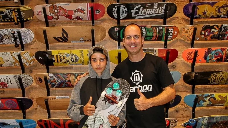 Loja Marbon entrega skate para garoto de Arroio do Silva