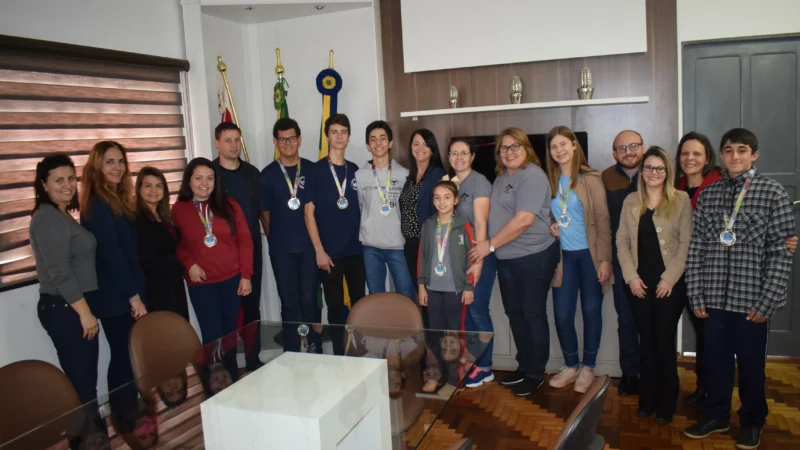 Alunos de Jacinto Machado classificados em Olimpíada de língua portuguesa receberam medalhas
