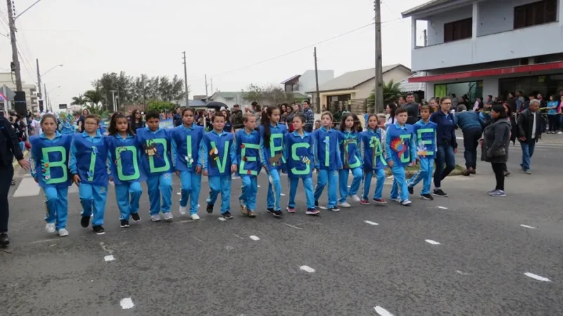 Estudantes e entidades que defilaram pediram mais preservação do meio ambiente 