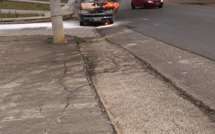 Carro dos correios de Içara pega fogo