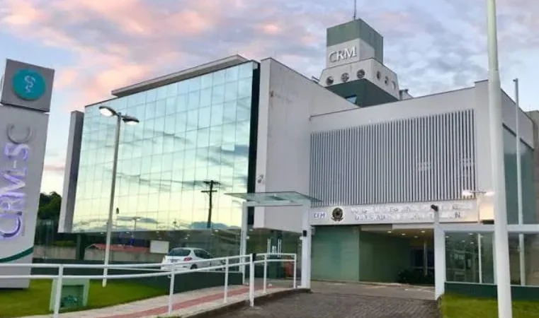 CRM-SC proíbe participação de médicos em partos planejados fora de hospitais