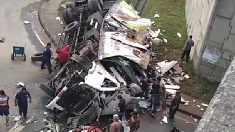 Em Içara caminhoneiro perde controle do caminhão e cai de viaduto
