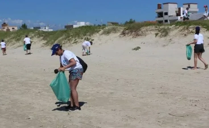 Voluntários irão limpar a orla de Baln. Gaivota