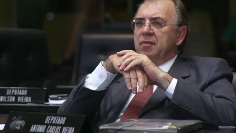 MORRE VIEIRÃO; AS NOTAS DE JÚLIO E DO PSL;