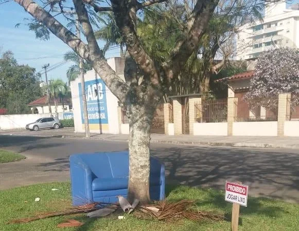 Entulho é deixado ao lado de placa ”Proibido jogar lixo”