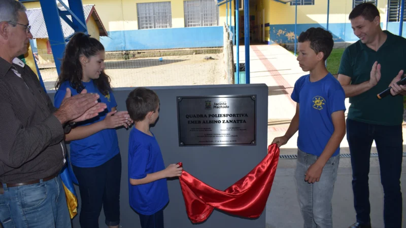 Jacinto Machado inaugura quadra e creche no bairro Gávea