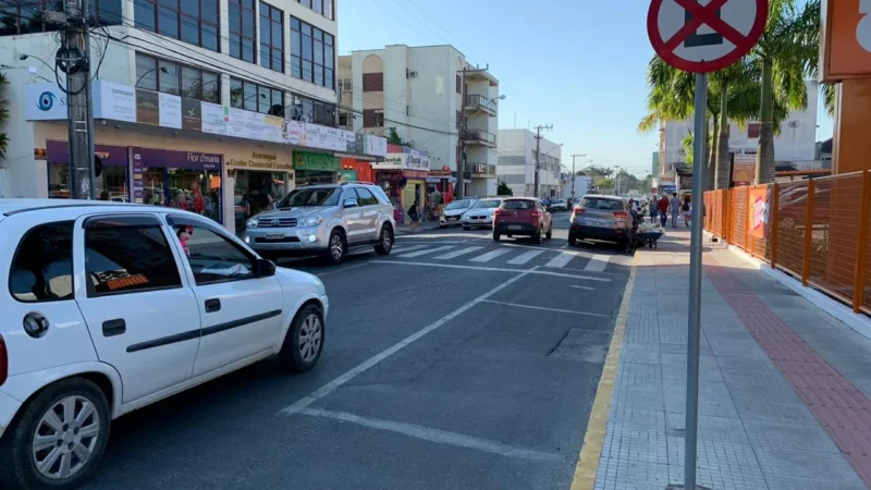 SUJEITO A MULTA: é proibido estacionar em frente ao Giassi