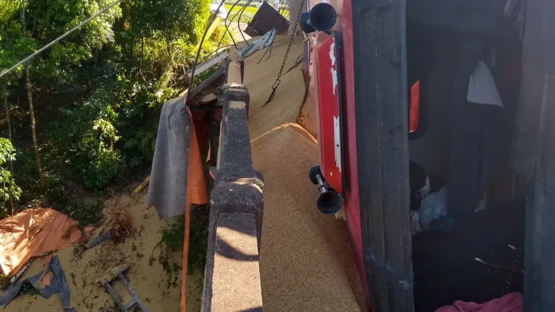 CARRETA TOMBA EM TURVO