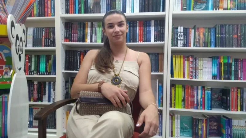 Escritora lança livro em Araranguá