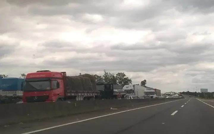 Colisão entre carretas causa morte de motorista em Maracajá