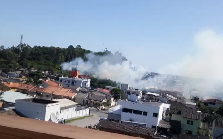 Bombeiros contém incêndio na Vila Batista