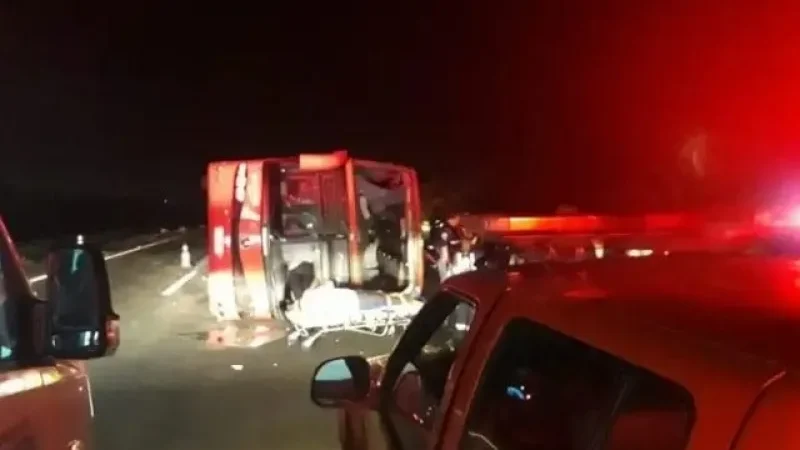 Ônibus de turismo tomba em Gravataí e deixa 25 feridos