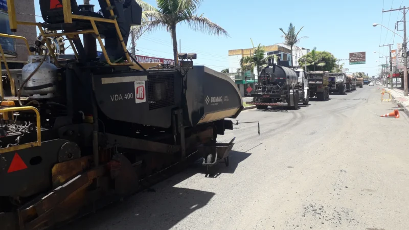 Máquinas na rua para recapeamento de vias de Araranguá
