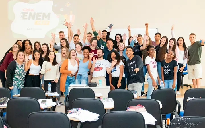 Alunos celebram ingresso em universidades