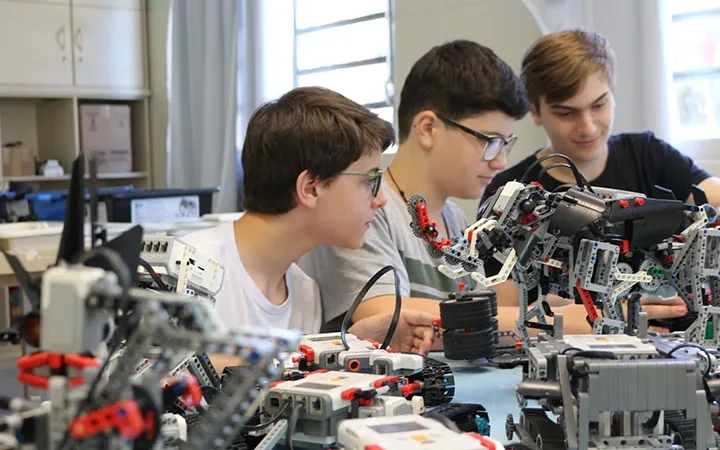 Robótica estimula cultura Maker nos alunos do Colégio Satc