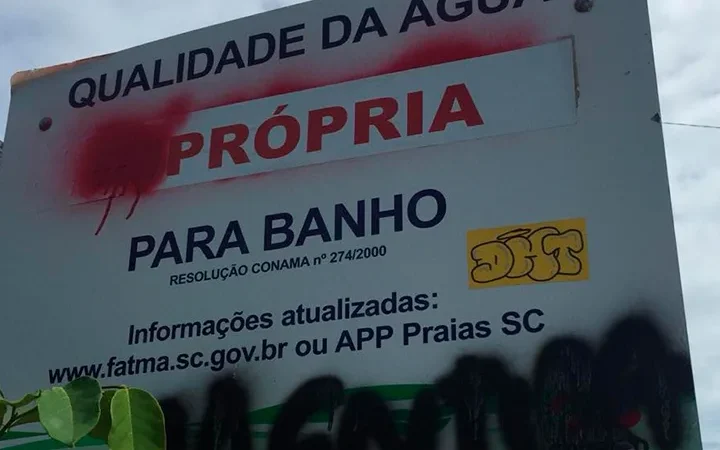 VANDALISMO: Placas de balneabilidade são danificadas