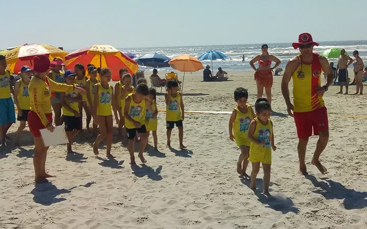 Projeto ensina crianças a conhecer os limites do mar 