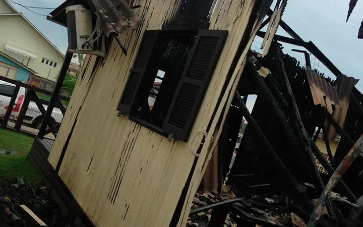Casa queima praticamente inteira no Centro de Araranguá