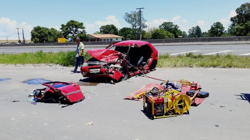 Acidente entre carro e caminhão deixa um ferido em Araranguá