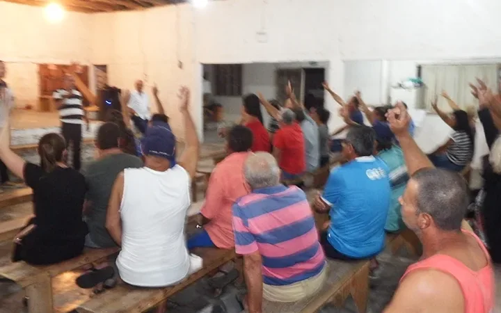 Prefeito assina Ordem de Serviço para rede de água até a Praia da Caçamba