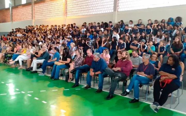 EDUCAÇÃO ENTREGA MATERIAIS ESCOLARES  E ANUNCIA R$ 5 MILHÕES PARA NORTE DO ESTADO