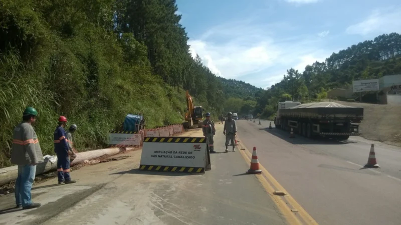 SCGÁS mantém distribuição de gás natural e paralisa obras de implantação de rede