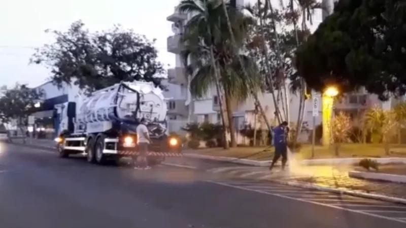Caminhão do Samae lava ruas para combater Covid-19