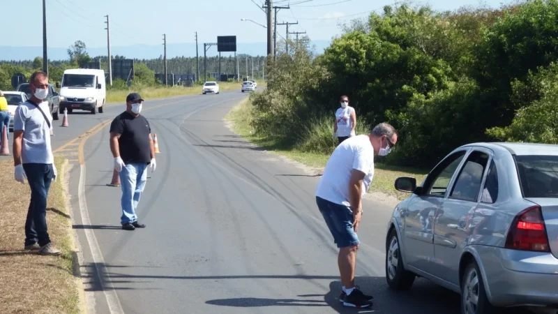 Funcionários públicos conscientizam sobre o Covid-19 na barreira do Arroio
