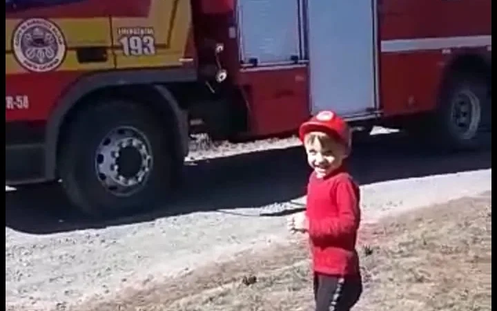 Fã dos bombeiros, menino de 3 anos conhece caminhão da corporação; assista o vídeo